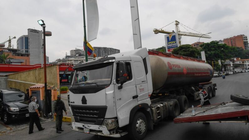 Un camión cisterna de combustible de la petrolera estatal venezolana PDVSA se retira tras abastecer una gasolinera en Caracas el 25 de mayo de 2020 en medio del nuevo brote de coronavirus COVID-19. (FEDERICO PARRA/AFP vía Getty Images)