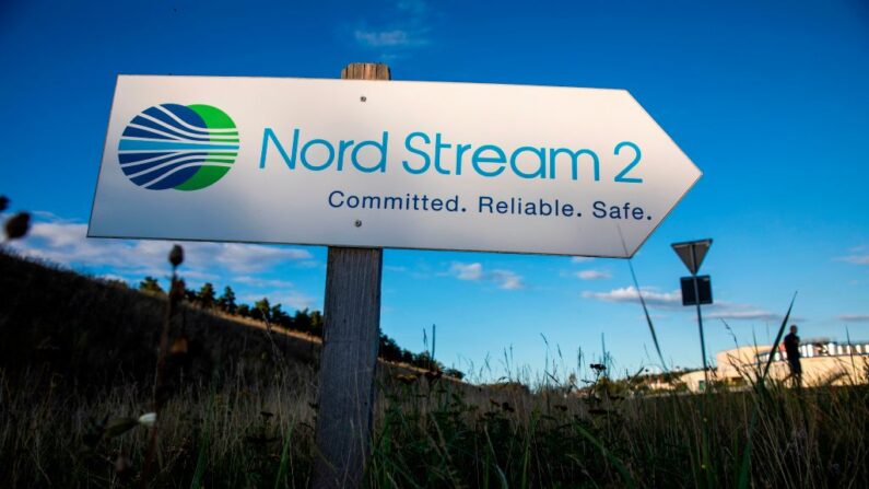 Una señal de tráfico dirige el camino hacia la entrada de la instalación de la línea de gas Nord Stream 2 en Lubmin, al noreste de Alemania, el 7 de septiembre de 2020. (Odd Andersen/ AFP a través de Getty Images)