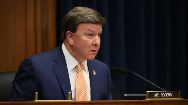 El representante Mike Rogers, miembro del Comité de Seguridad Nacional de la Cámara de Representantes en el Capitolio el 17 de septiembre de 2020 en Washington, DC. (CHIP SOMODEVILLA/POOL/AFP vía Getty Images)