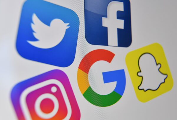 Una foto muestra los logotipos de Facebook, Twitter, Instagram, Google y Snapchat. (Denis Charlet/Getty Images)