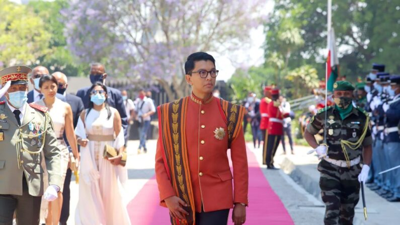 El presidente de la República de Madagascar, Andry Rajoelina (c), llega al Palacio de la Reina de Manjakamiadana, en la ciudad alta de Antananarivo (Madagascar), el 6 de noviembre de 2020. (Mamyrael/AFP vía Getty Images)