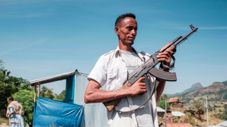 Un miliciano de la región etíope de Amhara, que combate junto a las fuerzas federales y regionales contra la región norteña de Tigray, posa en la ciudad de Musebamb, a 44 kilómetros al noroeste de Gondar, el 7 de noviembre de 2020. (Eduardo Soteras/AFP vía Getty Images)