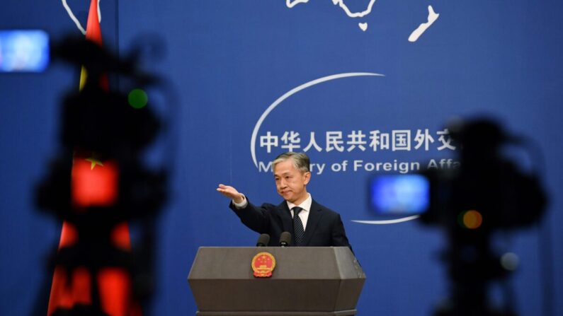 El portavoz del Ministerio de Relaciones Exteriores de China, Wang Wenbin, responde a una pregunta en una sesión informativa del Ministerio de Relaciones Exteriores, en Beijing, el 9 de noviembre de 2020. (Greg Baker/AFP a través de Getty Images)