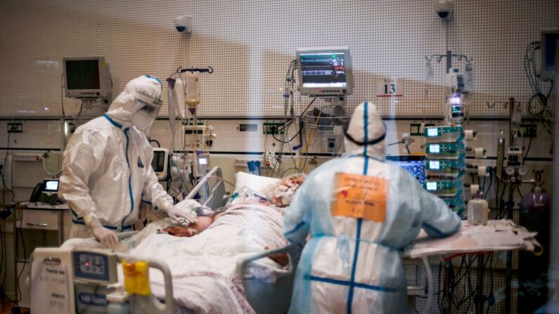 Trabajadores médicos atienden a un paciente en una sala de aislamiento para COVID-19, en el Centro Médico Ziv, en la ciudad de Safed, en el norte de Israel, el 24 de diciembre de 2020. (Jalaa Marey/AFP vía Getty Images)