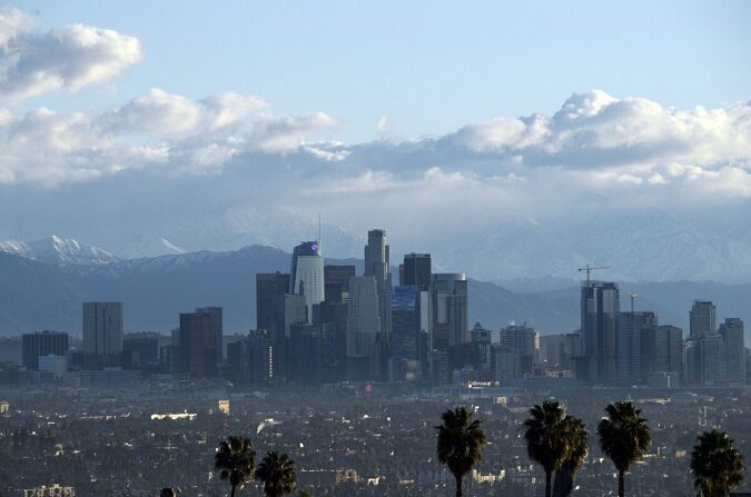 Las montañas cubiertas de nieve se encuentran detrás del horizonte del centro de Los Ángeles después del amanecer en Los Ángeles, California, el 29 de diciembre de 2020. (Patrick T. Fallon/AFP vía Getty Images)