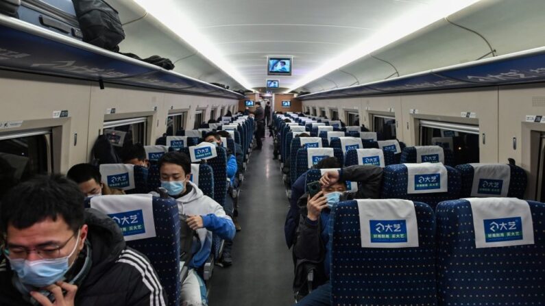 Pasajeros en un tren antes de llegar a la estación de Wuhan, en la provincia central china de Hubeiel, el 18 de enero de 2021. (Hector Retamal/ AFP vía Getty Images)