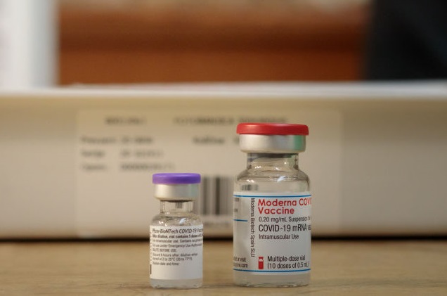 Las vacunas Pfizer-BioNTech COVID-19 (izquierda) y Moderna COVID-19 (derecha) se ven en el centro de vacunación el 11 de febrero de 2021 en Kranj, Eslovenia. (Matic Zorman / Getty Images)