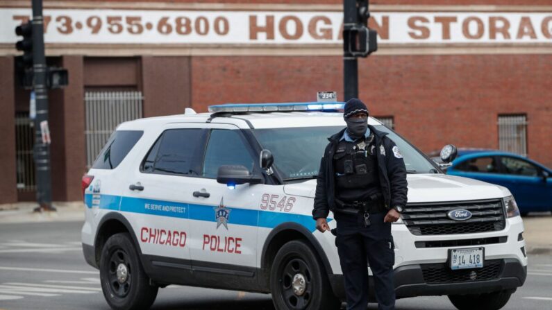 Un oficial de policía de Chicago monitorea la escena después de un tiroteo en Chicago, Illinois, el 14 de marzo de 2021 (KAMIL KRZACZYNSKI / AFP a través de Getty Images)