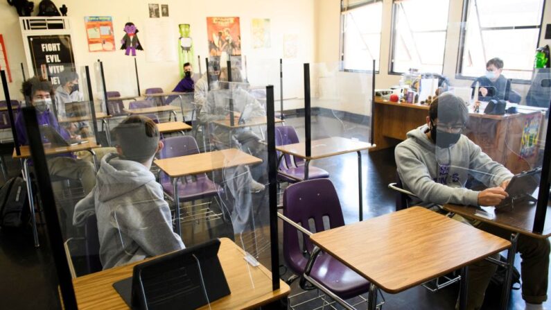 Estudiantes durante una clase de inglés presencial en el St. Anthony Catholic High School, en Long Beach, California, EE. UU., el 24 de marzo de 2021. (Patrick T. Fallon/AFP vía Getty Images)