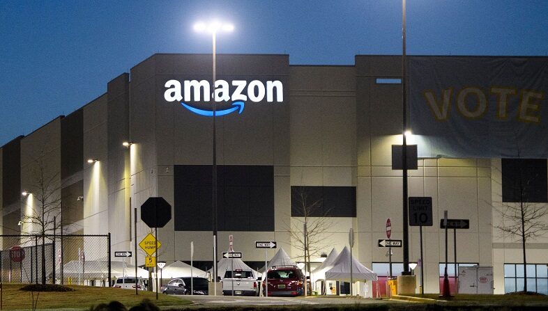El centro logístico BHM1 de Amazon.com, Inc. se ve antes del amanecer del 29 de marzo de 2021 en Bessemer, Alabama.(PATRICK T.FALLON / AFP a través de Getty Images)