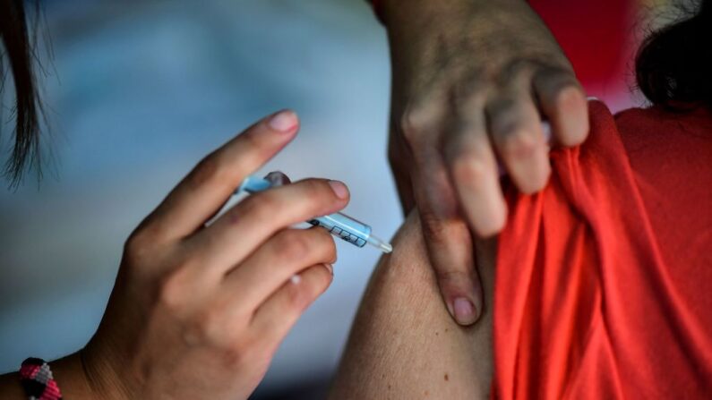 Una trabajadora sanitaria aplica una dosis de la vacuna contra el COVID-19, en el estadio Centenario de Quilmes, provincia de Buenos Aires (Argentina), el 1 de abril de 2021. (Ronaldo Schemidt/AFP vía Getty Images)