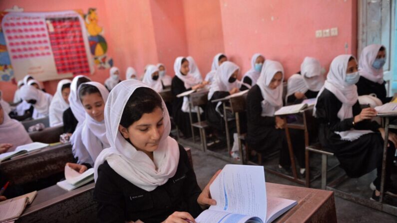 Niñas asisten a su clase en una escuela de Herat el 9 de mayo de 2021. (Hoshang Hashimi/AFP vía Getty Images)