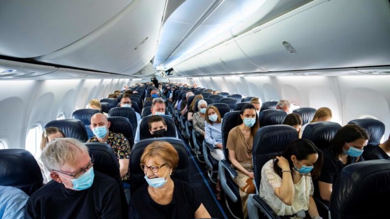 189 pasajeros se preparan para salir del aeropuerto de Copenhague con destino a la isla española de vacaciones de Mallorca, el 21 de mayo de 2021. Debido a las restricciones por el coronavirus, es el primer vuelo chárter en siete meses que despega de Dinamarca.(MARTIN SYLVEST/Ritzau Scanpix/AFP via Getty Images)