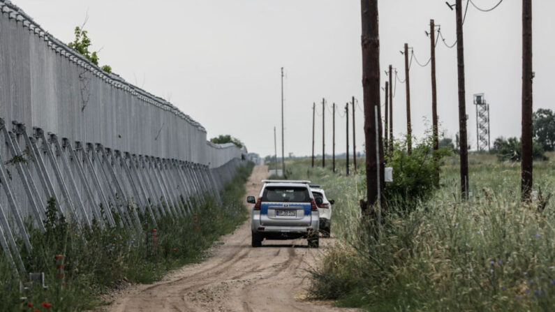 La policía griega y Frontex realizan una patrulla conjunta frente a la recién instalada valla de 5 metros en la zona fronteriza entre Grecia y Turquía el 14 de junio de 2021 en Kastanies, Grecia. (Byron Smith/Getty Images)
