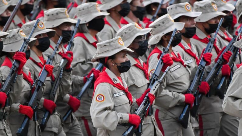 Miembros de la Milicia Bolivariana marchan durante un desfile militar para celebrar el 210 aniversario de la Independencia de Venezuela en Caracas, el 5 de julio de 2021. (Foto de FEDERICO PARRA/AFP a través de Getty Images)