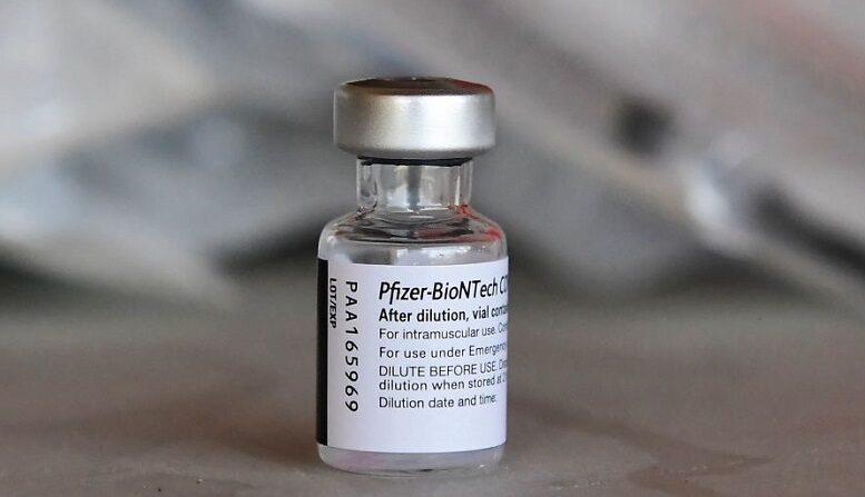 Un vial de la vacuna contra el CVOID-19 de Pfizer en una clínica móvil de vacunación en un vecindario del este de Los Ángeles el 9 de julio de 2021 en Los Ángeles, California. (FREDERIC J. BROWN/AFP a través de Getty Images)