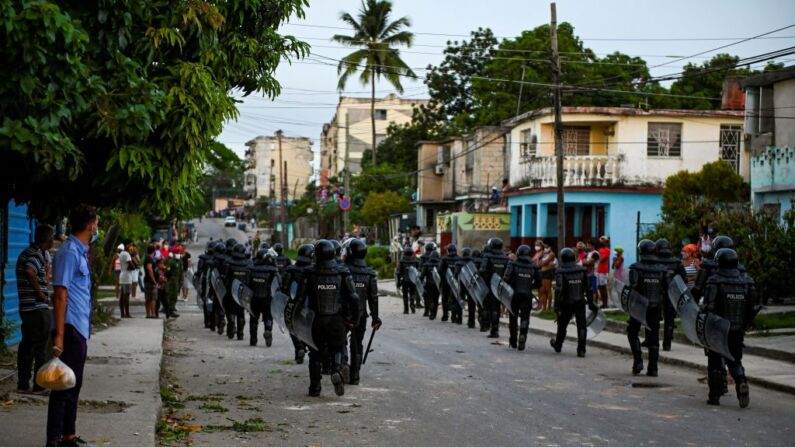 Policías antidisturbios recorren las calles tras una manifestación contra el régimen del líder Miguel Díaz-Canel en el municipio de Arroyo Naranjo, La Habana (Cuba), el 12 de julio de 2021. (Yamil Lage/AFP vía Getty Images)
