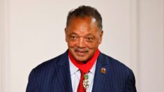 Hospitalizan por COVID al reverendo Jesse Jackson luego de estar completamente vacunado