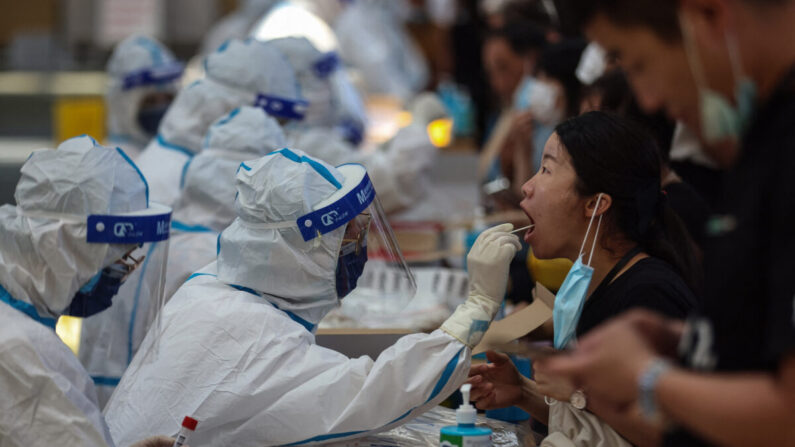 Un residente recibe una prueba de ácido nucleico para el coronavirus COVID-19 en Nanjing, en el este de la provincia de Jiangsu, el 21 de julio de 2021. (STR/AFP a través de Getty Images)