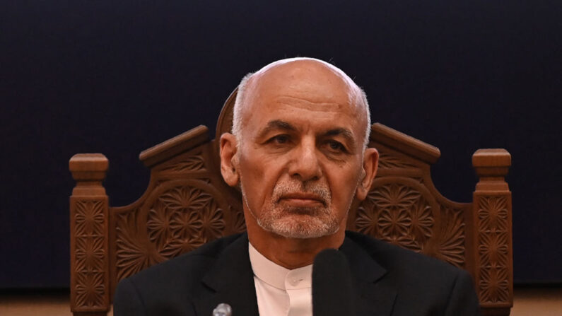 El depuesto presidente de Afganistán, Ashraf Ghani, mira mientras asiste a una reunión de la Junta de Coordinación y Supervisión Conjunta (JCMB) en el palacio presidencial afgano en Kabul (Afganistán), el 28 de julio de 2021. (Sajjad Hussain/AFP vía Getty Images)