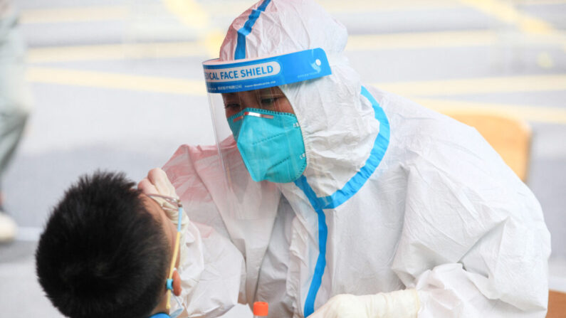 Un niño recibe una prueba de ácido nucleico para el coronavirus en Nanjing, provincia oriental de Jiangsu, el 29 de julio de 2021. (STR/AFP a través de Getty Images)