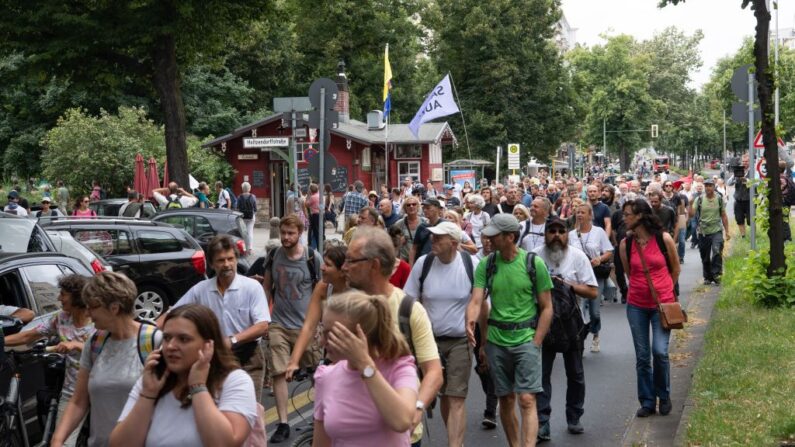 Los participantes marchan durante una protesta contra el bloqueo por covid-19 en Berlín (Alemania) el 1 de agosto de 2021. (Paul Zinken/AFP vía Getty Images)
