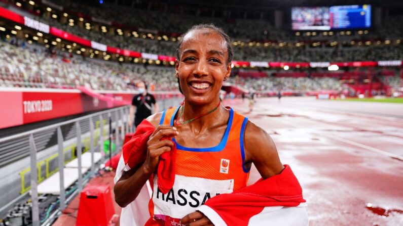 La holandesa Sifan Hassan celebra su victoria en la final de los 5000 metros femeninos durante los Juegos Olímpicos de Tokio 2020 en el Estadio Olímpico de Tokio el 2 de agosto de 2021. (Aleksandra Szmigiel/POOL/AFP vía Getty Images)