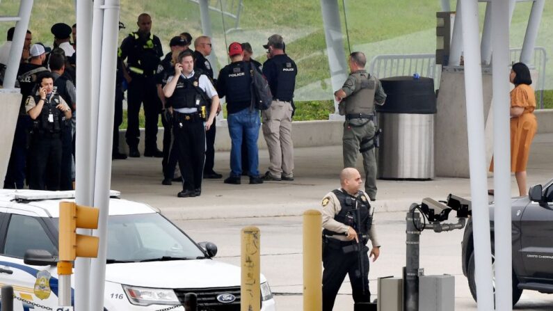 Agentes de la ley son vistos cerca de la entrada del Pentágono después de un informe de un tirador activo y el cierre en Washington, DC el 3 de agosto de 2021. (Olivier Douliery/AFP vía Getty Images)