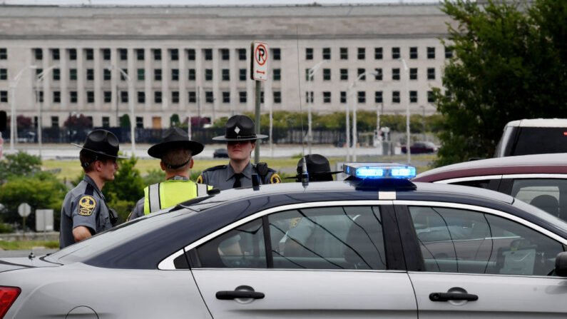 Policías del Estado de Virginia patrullan cerca del Pentágono tras el informe de un tirador activo y el bloqueo en Washington, DC, el 3 de agosto de 2021. (Olivier Douliery/AFP vía Getty Images)