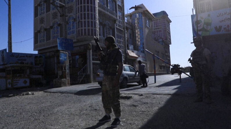 Esta captura de pantalla de AFPTV muestra a las fuerzas especiales afganas patrullando las calles de Herat mientras los talibanes continúan con una serie de ofensivas contra las zonas urbanas de Afganistán el 3 de agosto de 2021. (Aref Karimi/AFPTV/AFP vía Getty Images)