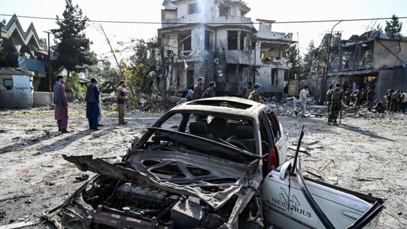 Personal de seguridad afgano inspecciona el lugar un día después de la explosión de un coche bomba cerca de los restos en Kabul el 4 de agosto de 2021. (WAKIL KOHSAR/AFP vía Getty Images)