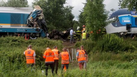Al menos 2 muertos y decenas de heridos en choque de trenes en República Checa