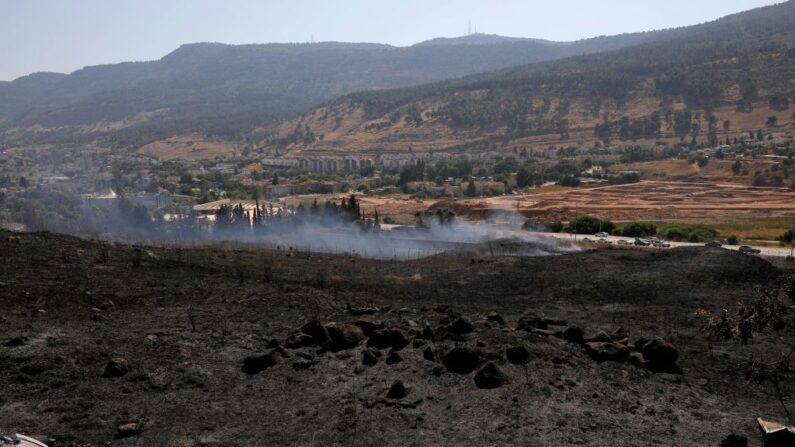 Una imagen tomada el 4 de agosto de 2021 muestra campos quemados en la ciudad norteña de Kiryat Shmona (Israel) tras el lanzamiento de cohetes desde el Líbano, el 4 de agosto de 2021. (Jalaa Marey/AFP vía Getty Images)