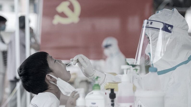 Un niño recibe una prueba de ácido nucleico por COVID-19 en Yangzhou, en la provincia oriental de Jiangsu, el 5 de agosto de 2021 (STR/AFP a través de Getty Images).