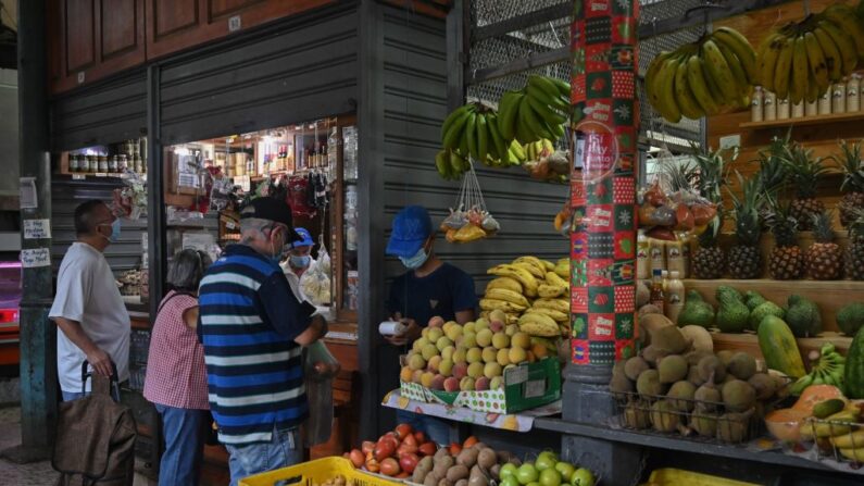 Un hombre compra verduras en el mercado municipal de Catia, un barrio de Caracas (Venezuela), el 5 de agosto de 2021. (Federico Parra/AFP vía Getty Images)