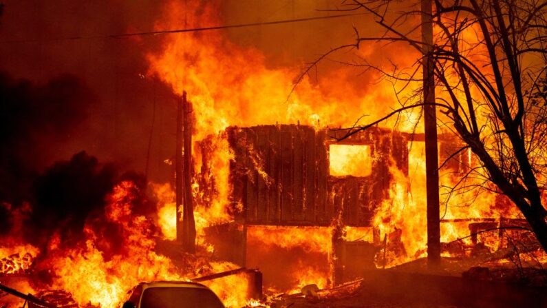 Una casa es devorada por las llamas mientras el incendio Dixie avanza en Greenville, California, el 5 de agosto de 2021. El mayor incendio forestal de California arrasó la pequeña ciudad destruyendo edificios históricos. (Josh Edelson/ AFP vía Getty Images)