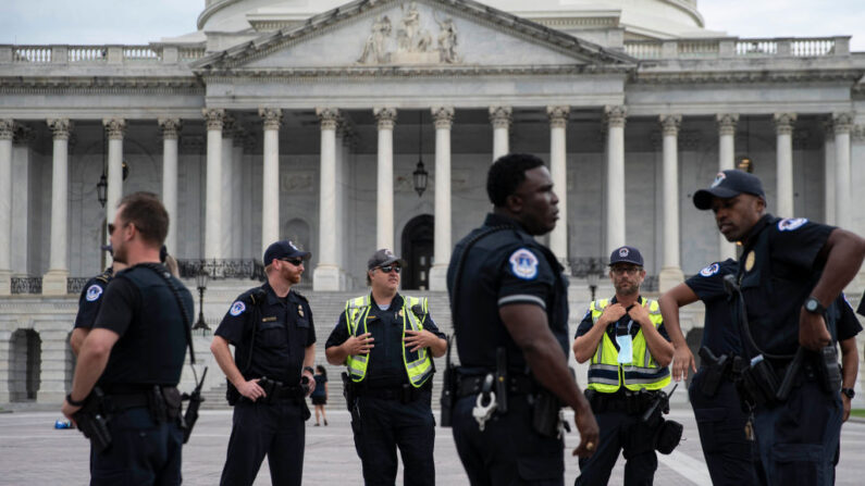 Agentes de la Policía del Capitolio de Estados Unidos se reúnen en el frente este del Capitolio de Estados Unidos el 7 de agosto de 2021 en Washington, DC. (Sarah Silbiger/Getty Images)