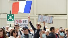 “No a los pasaportes de vacunas”: Protestas masivas en toda Francia por nuevas normas por COVID-19