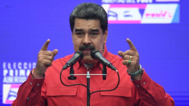 El líder de Venezuela, Nicolás Maduro, gesticula mientras ofrece una conferencia de prensa en un centro de votación en la escuela Simón Rodríguez en Fuerte Tiuna, Caracas (Venezuela), el 8 de agosto de 2021. (Federico Parra/AFP vía Getty Images)