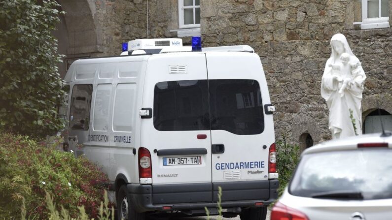 Un vehículo de la gendarmería francesa está aparcado en el lugar donde un sacerdote católico francés, de 60 años, ha sido asesinado en Saint-Laurent-sur-Sevres, al oeste de Francia, el 9 de agosto de 2021. (Sebastien Salom-Gomis/AFP vía Getty Images)