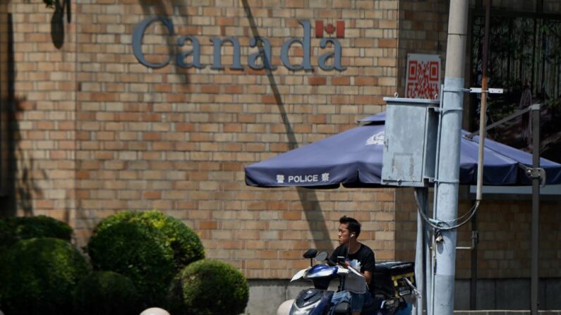 Un hombre en su motocicleta pasa frente a la Embajada de Canadá en Beijing el 10 de agosto de 2021. Un tribunal chino confirmó la sentencia de muerte dictada contra el ciudadano canadiense Robert Lloyd Schellenberg por contrabando de drogas. (Noel Celis / AFP vía Getty Images)