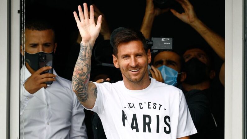 El futbolista argentino Lionel Messi saluda a sus seguidores desde una ventanilla tras aterrizar el 10 de agosto de 2021 en el aeropuerto de Le Bourget, al norte de París. (Sameer Al-Doumy/AFP vía Getty Images)