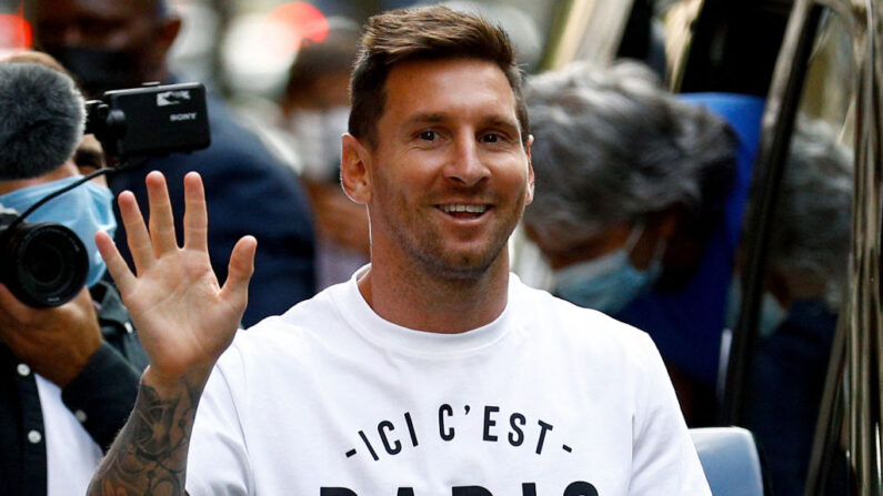 El futbolista argentino Lionel Messi llega al hotel Monceau en París (Francia) el 10 de agosto de 2021. (Sameer Al-Doumy/AFP vía Getty Images)