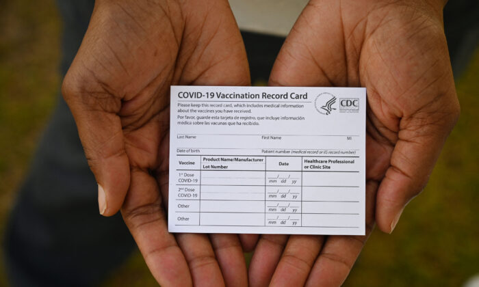 Un trabajador de la salud muestra una tarjeta de vacunación COVID-19 en Los Ángeles, California, el 11 de agosto de 2021. (Robyn Beck/AFP a través de Getty Images)