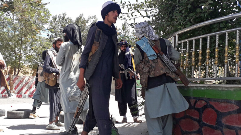 Terroristas talibanes permanecen al lado de la carretera en Ghazni (Afganistán) el 12 de agosto de 2021. (AFP vía Getty Images)