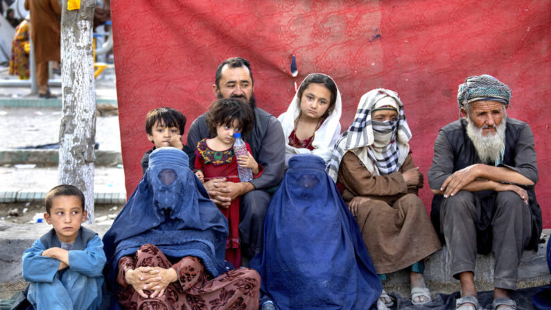 Una familia afgana en un campamento improvisado en Kabul el 12 de agosto de 2021. (Paula Bronstein/Getty Images)