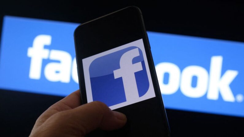 Logotipo de Facebook en un teléfono inteligente frente a una pantalla de ordenador, en Los Ángeles, el 12 de agosto de 2021. (Chris Delmas/AFPvía Getty Images)