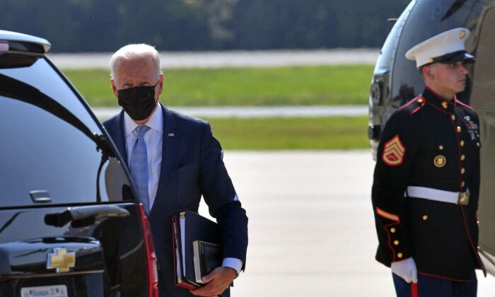 El presidente de EE. UU., Joe Biden, baja del Marine One a su llegada a la Base de la Guardia Nacional Aérea de Delaware en New Castle (Delaware) el 12 de agosto de 2021. (Nicholas Kamm/AFP vía Getty Images)