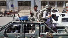 Los talibanes capturan dos nuevas capitales en Afganistán, 17 en una semana