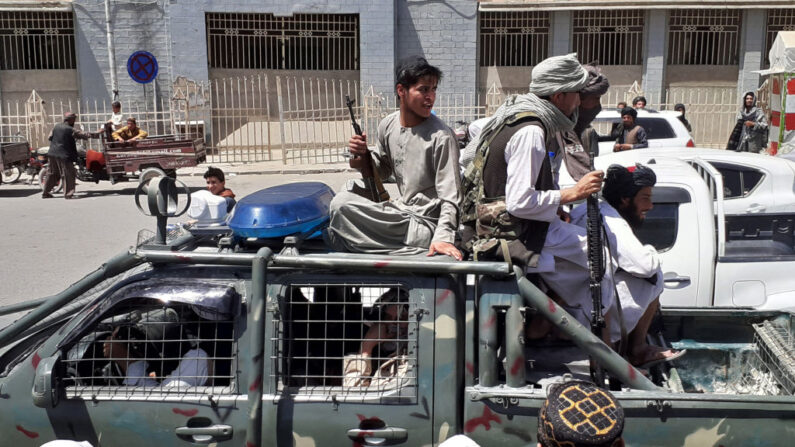 Terroristas talibanes son fotografiados en un vehículo de la Dirección Nacional de Seguridad afgana (NDS) en una calle de Kandahar (Afganistán) el 13 de agosto de 2021. (AFP vía Getty Images)